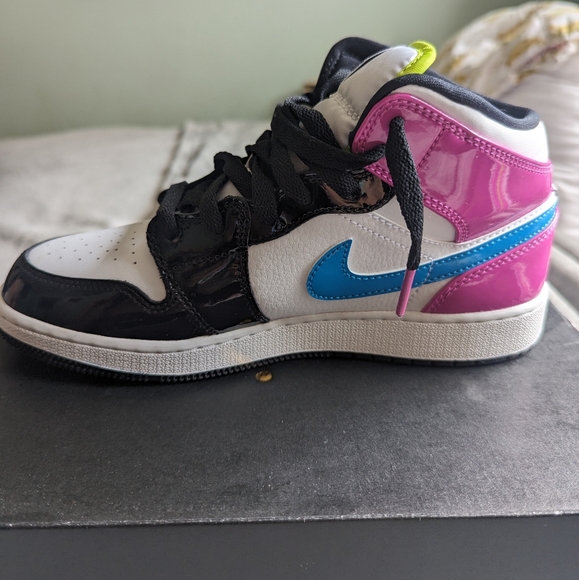 Air Jordan 1 Mid SE Cyber-Active Fuchsia - Picture 4 of 11
